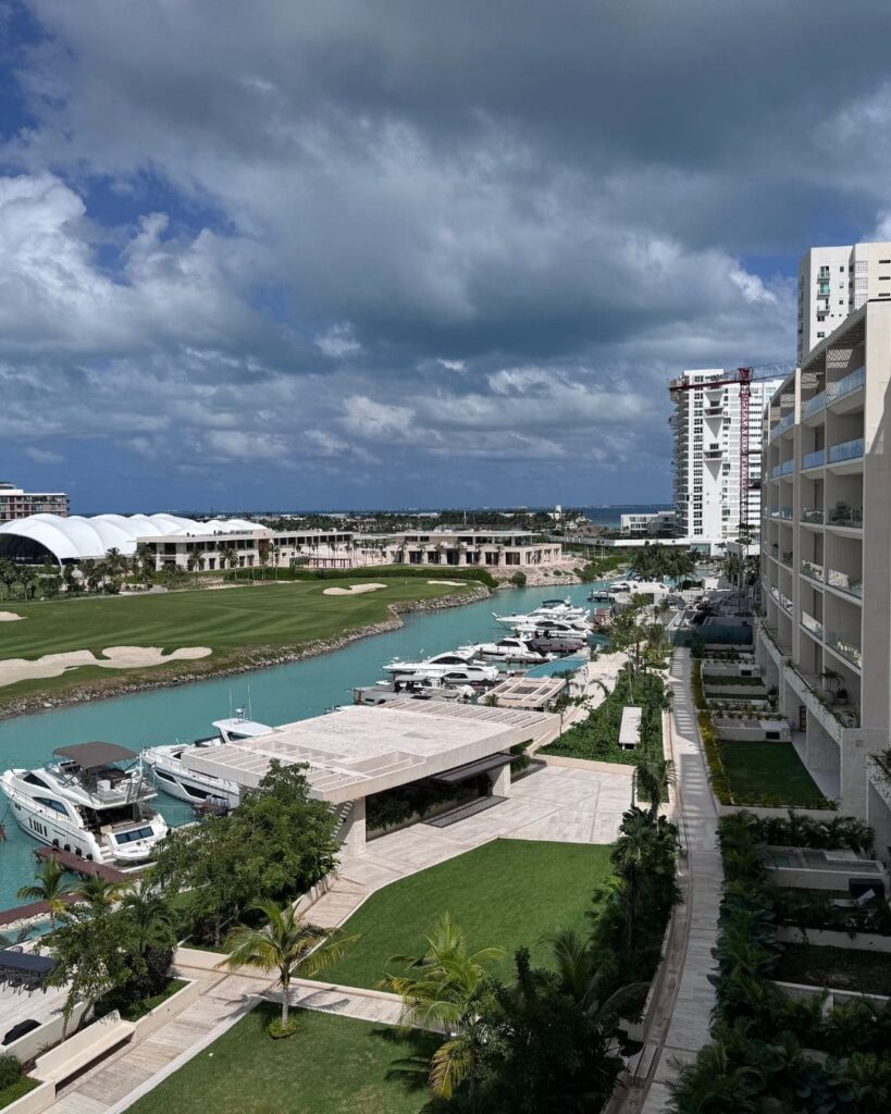 Departamento de lujo en La Vela Puerto Cancún con espectacular vista al mar Caribe y marina privada
