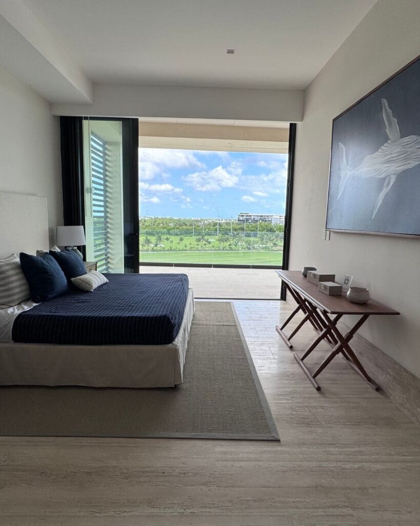 Recámara principal con terraza y vista al mar en departamento de lujo en La Vela Puerto Cancún