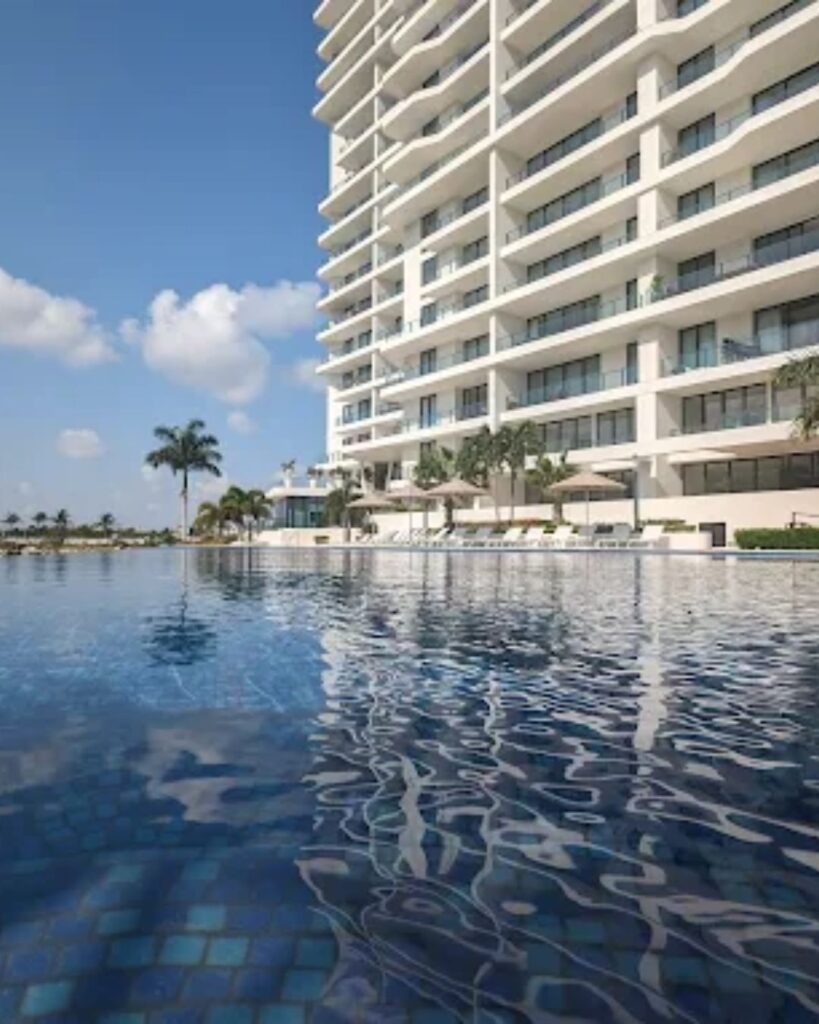 Vista exterior del condominio de lujo en venta en Puerto Cancún