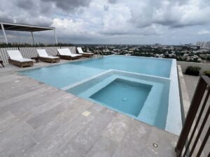 Amplia recámara secundaria en departamento de lujo en venta en Cancún