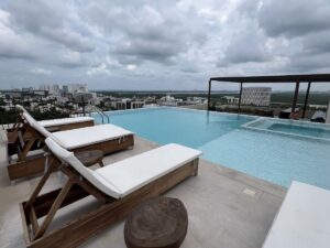 Alberca para adultos en exclusivo departamento en venta en Cancún