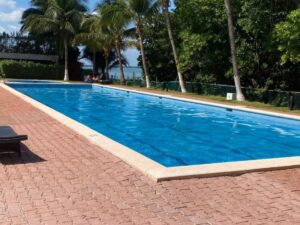 Alberca semiolimpica en departamento de lujo en renta en zona hotelera Cancún