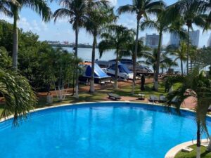 Albercas en residencial Isla Dorada Cancún con amenidades premium y entorno exclusivo