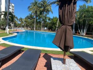 Amenidades de lujo en Isla Dorada Cancún con albercas, gimnasio y áreas verdes