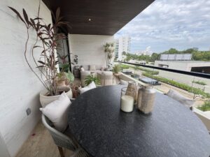 Amplia terraza en departamento de lujo en venta en Vela Towers Cancún