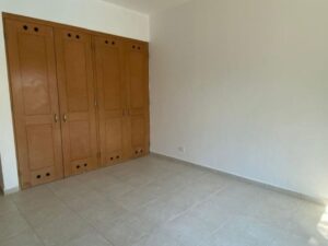 Amplias e iluminadas habitaciones secundarias en departamento en renta en zona hotelera Cancún