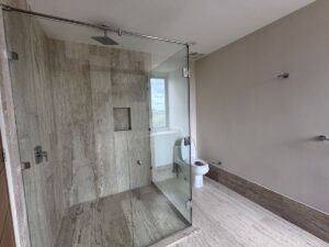 Amplio baño en departamento de lujo en venta en Puerto Cancún