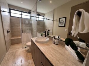 Baño con acabados de lujo en Vela Towers