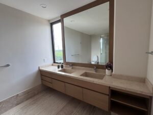 Baño elegante de departamento de lujo en La Vela Puerto Cancún con vista panorámica al mar