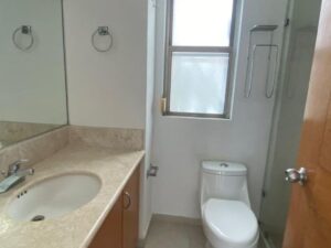 Baños en cada recámara en departamento en renta en Isla Dorada Cancún