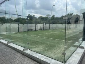 Cancha de pádel en complejo residencial de lujo