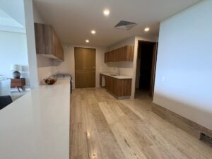 Cocina con diseño moderno en departamento en venta en La Vela Puerto Cancún