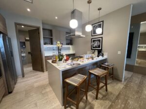 Cocina equipada en departamento de lujo en venta en Vela Towers Cancún