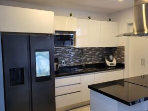 Cocina integral equipada en casa en venta en Tulum