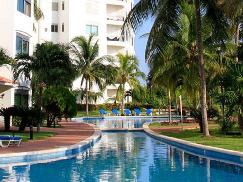 Departamento de lujo en Isla Dorada Cancún con dos albercas y amenidades premium exclusivas
