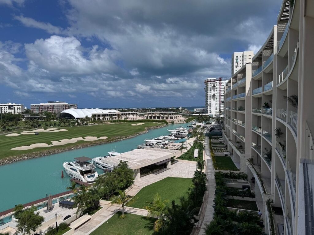 Departamento de lujo en La Vela Puerto Cancún con espectacular vista al mar Caribe y marina privada