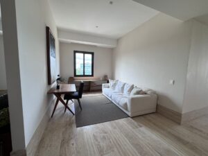 Family room en La Vela en Puerto Cancún con departamentos de lujo en venta con vista al mar
