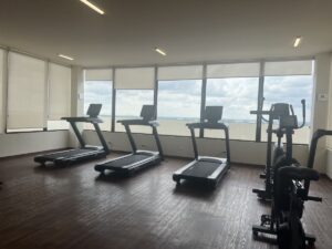 Gimnasio equipado en torre residencial premium