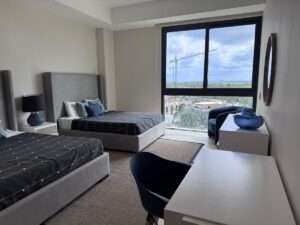 Iluminación natural en recámara secundaria en departamento de lujo en venta en Cancún