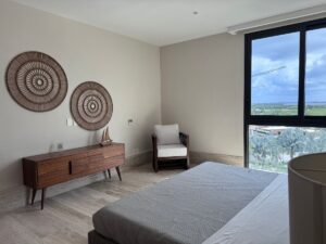 Interior elegante de departamento de lujo en La Vela Puerto Cancún con vista panorámica al mar