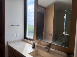 Moderno baño con vista panorámica en departamento en venta en Puerto Cancún