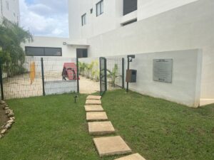 Pet park en condominio moderno con seguridad 24:7