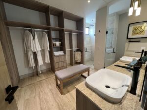 Recámara principal con baño y walk-in closet en departamento de lujo