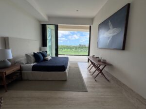Recámara principal con terraza y vista al mar en departamento de lujo en La Vela Puerto Cancún