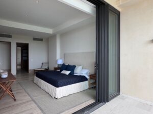 Recámara principal con vista al mar y al campo de golf en departamento premium en venta en La Vela Puerto Cancún