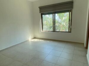 Recámara principal en departamento en Isla Dorada Cancún con diseño elegante y confort premium