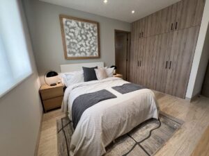 Recámara secundaria con amplio closet en departamento de lujo en venta en Cancún