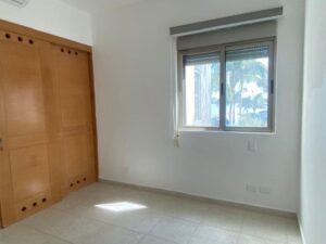 Recámaras secundarias con baño y aire acondicionado en departamento en renta en Isla Dorada Cancún