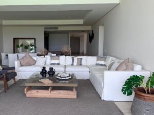Residencia de lujo frente al mar en La Vela Puerto Cancún con amplios espacios y diseño moderno