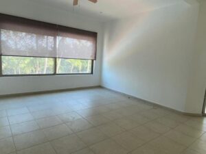 Sala amplia en departamento en Isla Dorada Cancún con iluminación natural y vista a la laguna