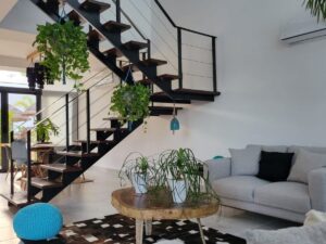 Sala con doble altura en casa en venta en Tulum Country Club