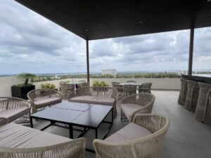 Sky Bar de lujo con vista panorámica en Vela Towers Cancún