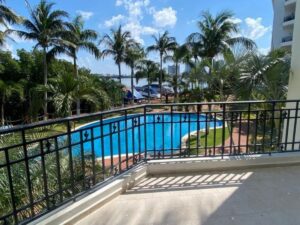 Terraza con vista a la laguna en departamento en Isla Dorada Cancún con diseño moderno