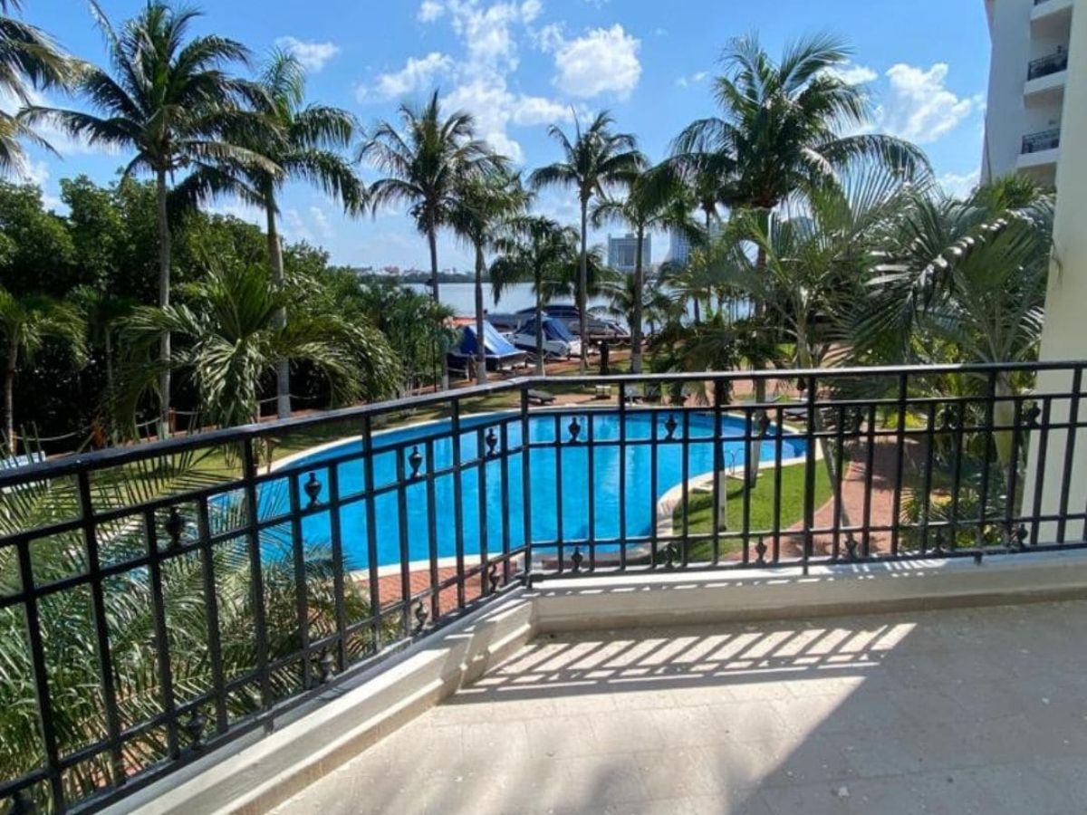 Terraza con vista a la laguna en departamento en Isla Dorada Cancún con diseño moderno