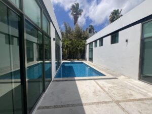 Alberca central en casa en renta en fraccionamiento premium en Cancún