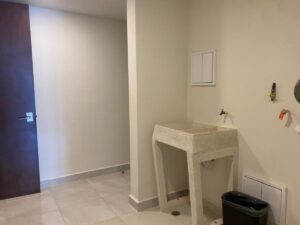 Amplia area de lavado en departamento de lujo en venta en Puerto Cancún