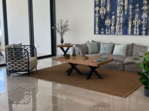 Amplia sala con acceso a terraza en departamento de tres recámaras en Puerto Cancún Cancún
