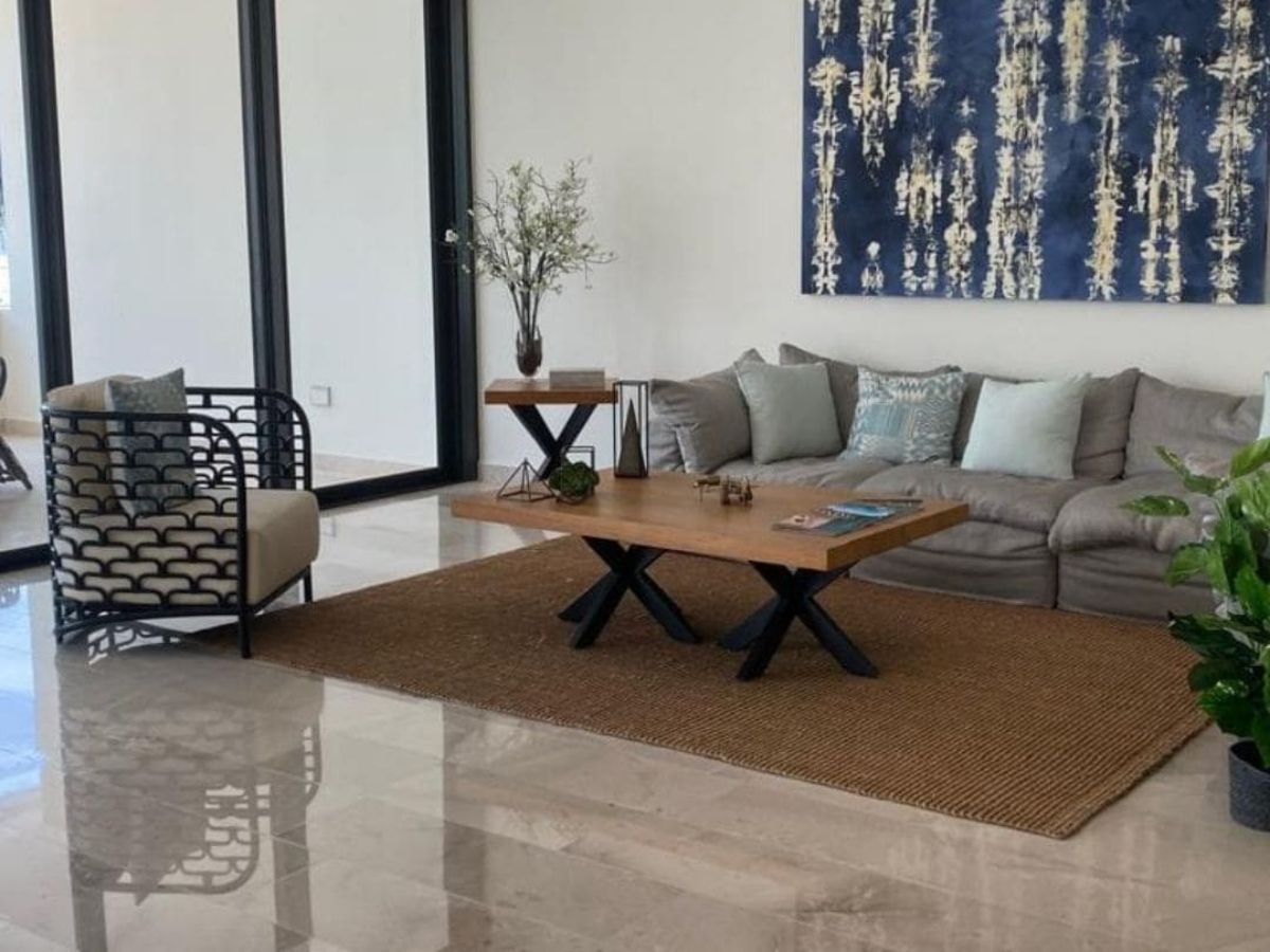 Amplia sala con acceso a terraza en departamento de tres recámaras en Puerto Cancún Cancún