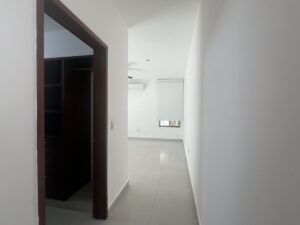 Amplia y privada habitación principal en residencia premium en renta en Cancún