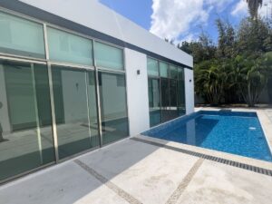 Amplio espacio en estancia con salida a la alberca en residencia en renta en Cancún