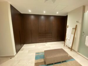 Amplio vestidor en departamento premium en venta en Puerto Cancún