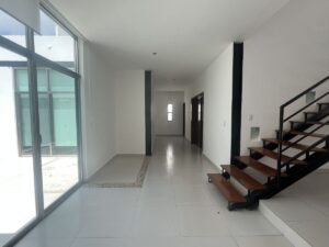 Amplios ventanales con jardín central en exclusiva residencia en renta en Cancún