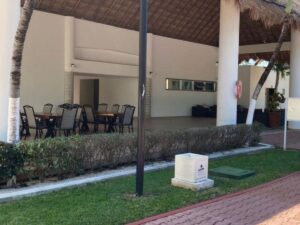 Área social en departamento en venta en Isla Dorada Cancún con espacios modernos abiertos
