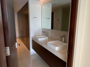 Baño espacioso con decoración moderna en departamento de lujo en Puerto Cancún