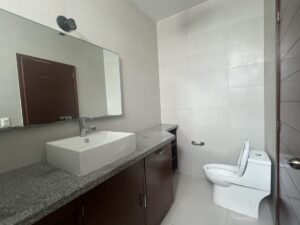 Baños amplios y modernos en casa en renta en fraccionamiento premium en Cancún