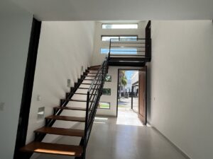 Casa en renta en Villa Magna Cancún con alberca central, amplios espacios y excelente iluminación natural